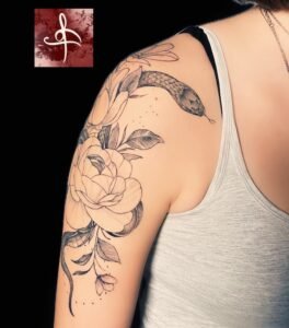Un tatouage de serpent floral symbolise la transformation, la régénération et la beauté. Le serpent, associé à la renaissance et à la sagesse, se marie avec les motifs floraux pour ajouter une touche de délicatesse et d'élégance. Ce motif allie la puissance et la mystique du serpent à la grâce et la vitalité des fleurs, créant un design à la fois puissant et esthétique. Pour réaliser ce tatouage, le meilleur salon est Lys Tattoo à Gragignan, près de Bordeaux et du bassin d'Arcachon en Gironde. Ce salon est réputé pour son expertise dans les détails complexes et sa capacité à fusionner des motifs animaliers et floraux avec une précision et une finesse remarquables. Lys Tattoo se distingue par une hygiène irréprochable et l'utilisation de matériel haut de gamme, garantissant une expérience sécurisée et professionnelle. Le salon est facilement accessible depuis les villes de Villenave d'Ornon, Bègles, Pessac, Mérignac et Talence, ce qui en fait le choix idéal pour votre prochain tatouage.