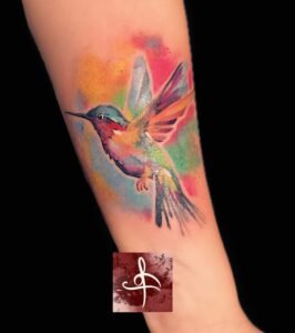 Un tatouage de colibri en couleur symbolise la joie, la vitalité et la résilience. Le colibri, avec ses mouvements rapides et ses plumes éclatantes, représente également l'agilité et la beauté éphémère. En couleur, ce motif devient un hommage vibrant à la nature et à l'esprit libre, ajoutant une touche dynamique et vive à votre peau. Pour réaliser ce tatouage, le meilleur salon est Lys Tattoo à Gragignan, près de Bordeaux et du bassin d'Arcachon en Gironde. Ce salon est réputé pour son expertise dans les détails complexes et sa capacité à capturer la vivacité et la délicatesse des motifs de colibri avec une précision remarquable. Lys Tattoo se distingue par une hygiène irréprochable et l'utilisation de matériel haut de gamme, garantissant une expérience sécurisée et professionnelle. Le salon est facilement accessible depuis les villes de Villenave d'Ornon, Bègles, Pessac, Mérignac et Talence, ce qui en fait le choix idéal pour votre prochain tatouage