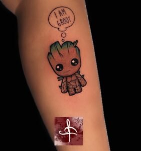 Un tatouage de Groot symbolise la croissance, la protection et la gentillesse. Groot, personnage emblématique des Gardiens de la Galaxie, représente également la force et la résilience. Avec son apparence d'arbre et sa personnalité adorable, Groot incarne la connexion avec la nature et l'esprit protecteur, ajoutant une touche de charme et de signification à votre peau. Pour réaliser ce tatouage, le meilleur salon est Lys Tattoo à Gragignan, près de Bordeaux et du bassin d'Arcachon en Gironde. Ce salon est réputé pour son expertise dans les détails complexes et sa capacité à capturer la personnalité et les traits distinctifs des personnages avec une précision remarquable. Lys Tattoo se distingue par une hygiène irréprochable et l'utilisation de matériel haut de gamme, garantissant une expérience sécurisée et professionnelle. Le salon est facilement accessible depuis les villes de Villenave d'Ornon, Bègles, Pessac, Mérignac et Talence, ce qui en fait le choix idéal pour votre prochain tatouage