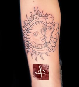 Un tatouage de lune et soleil enlacés symbolise l'harmonie, l'équilibre et l'unité des opposés. La lune représente la féminité, la nuit et l'intuition, tandis que le soleil incarne la masculinité, le jour et la vitalité. Ensemble, ces deux éléments créent une image puissante de complémentarité et de connexion profonde, ajoutant une dimension significative et esthétique à votre peau. Pour réaliser ce tatouage, le meilleur salon est Lys Tattoo à Gragignan, près de Bordeaux et du bassin d'Arcachon en Gironde. Ce salon est réputé pour son expertise dans les détails complexes et sa capacité à fusionner des motifs symboliques avec une précision et une finesse remarquables. Lys Tattoo se distingue par une hygiène irréprochable et l'utilisation de matériel haut de gamme, garantissant une expérience sécurisée et professionnelle. Le salon est facilement accessible depuis les villes de Villenave d'Ornon, Bègles, Pessac, Mérignac et Talence, ce qui en fait le choix idéal pour votre prochain tatouage