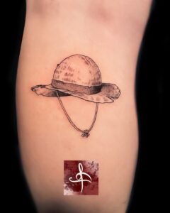 Un tatouage de chapeau de Lo-Fi inspiré par One Piece symbolise l'aventure, la créativité et l'inspiration artistique. Ce motif peut représenter le chapeau de paille emblématique porté par Monkey D. Luffy, le personnage principal de la série One Piece, évoquant des thèmes de liberté, de courage et de quête de rêves. Associé à l'esthétique Lo-Fi, il peut aussi évoquer la tranquillité et la concentration, ajoutant une touche unique et significative à votre peau. Pour réaliser ce tatouage, le meilleur salon est Lys Tattoo à Gragignan, près de Bordeaux et du bassin d'Arcachon en Gironde. Ce salon est réputé pour son expertise dans les détails complexes et sa capacité à capturer la précision et la subtilité des motifs inspirés de One Piece avec une grande finesse. Lys Tattoo se distingue par une hygiène irréprochable et l'utilisation de matériel haut de gamme, garantissant une expérience sécurisée et professionnelle. Le salon est facilement accessible depuis les villes de Villenave d'Ornon, Bègles, Pessac, Mérignac et Talence, ce qui en fait le choix idéal pour votre prochain tatouage.