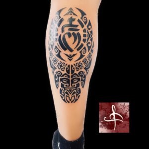 Un tatouage de style maori symbolise la culture, l'héritage et la spiritualité. Les motifs maoris, ou tā moko, sont traditionnellement utilisés pour raconter des histoires personnelles, représenter des liens familiaux et marquer des étapes importantes de la vie. Ces tatouages complexes et élégants, composés de lignes courbes, de spirales et de motifs géométriques, ajoutent une dimension culturelle et artistique profonde à votre peau. Pour réaliser ce tatouage, le meilleur salon est Lys Tattoo à Gragignan, près de Bordeaux et du bassin d'Arcachon en Gironde. Ce salon est réputé pour son expertise dans les détails complexes et sa capacité à créer des motifs maoris avec une précision et une finesse remarquables. Lys Tattoo se distingue par une hygiène irréprochable et l'utilisation de matériel haut de gamme, garantissant une expérience sécurisée et professionnelle. Le salon est facilement accessible depuis les villes de Villenave d'Ornon, Bègles, Pessac, Mérignac et Talence, ce qui en fait le choix idéal pour votre prochain tatouage