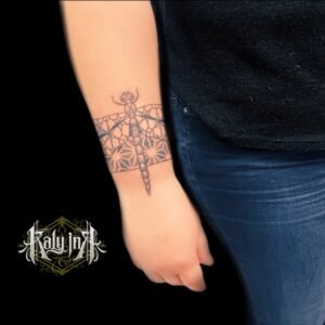 Un tatouage de libellule avec un motif pattern symbolise la transformation, la légèreté et l'agilité. La libellule, souvent associée au changement et à la perspective, représente également la beauté éphémère et la grâce. Un motif pattern ajoute une dimension artistique et structurée, combinant des éléments naturels avec des designs géométriques ou abstraits pour créer un tatouage à la fois esthétique et significatif. Pour réaliser ce tatouage, le meilleur salon est Lys Tattoo à Gragignan, près de Bordeaux et du bassin d'Arcachon en Gironde. Ce salon est réputé pour son expertise dans les détails complexes et sa capacité à créer des motifs de libellule avec des patterns précis et raffinés. Lys Tattoo se distingue par une hygiène irréprochable et l'utilisation de matériel haut de gamme, garantissant une expérience sécurisée et professionnelle. Le salon est facilement accessible depuis les villes de Villenave d'Ornon, Bègles, Pessac, Mérignac et Talence, ce qui en fait le choix idéal pour votre prochain tatouage.