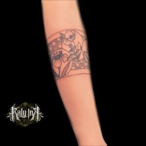 Un tatouage de bracelet graphique avec un motif pattern symbolise l'élégance, la modernité et l'individualité. Ce design peut incorporer des lignes géométriques, des formes abstraites et des motifs répétitifs pour créer un bracelet unique qui encercle votre poignet ou votre bras. Les motifs graphiques et les patterns ajoutent une dimension artistique et structurée, permettant de personnaliser le tatouage selon vos goûts et votre style. Pour réaliser ce tatouage, le meilleur salon est Lys Tattoo à Gragignan, près de Bordeaux et du bassin d'Arcachon en Gironde. Ce salon est réputé pour son expertise dans les détails complexes et sa capacité à créer des motifs de bracelet graphique avec une précision et une finesse remarquables. Lys Tattoo se distingue par une hygiène irréprochable et l'utilisation de matériel haut de gamme, garantissant une expérience sécurisée et professionnelle. Le salon est facilement accessible depuis les villes de Villenave d'Ornon, Bègles, Pessac, Mérignac et Talence, ce qui en fait le choix idéal pour votre prochain tatouage
