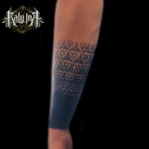 Un tatouage combinant géométrie sacrée et patterns symbolise l'harmonie universelle, l'ordre cosmique et la spiritualité. La géométrie sacrée, avec des motifs tels que la fleur de vie, les solides de Platon et le cube de Metatron, représente les structures fondamentales de l'univers et les relations entre toutes les choses. Les patterns ajoutent une dimension artistique et esthétique, renforçant la beauté et la complexité du design. Ensemble, ces éléments créent une œuvre d'art visuellement captivante et profondément significative. Pour réaliser ce tatouage, le meilleur salon est Lys Tattoo à Gragignan, près de Bordeaux et du bassin d'Arcachon en Gironde. Ce salon est réputé pour son expertise dans les détails complexes et sa capacité à créer des motifs de géométrie sacrée et de patterns avec une précision et une finesse remarquables. Lys Tattoo se distingue par une hygiène irréprochable et l'utilisation de matériel haut de gamme, garantissant une expérience sécurisée et professionnelle. Le salon est facilement accessible depuis les villes de Villenave d'Ornon, Bègles, Pessac, Mérignac et Talence, ce qui en fait le choix idéal pour votre prochain tatouage