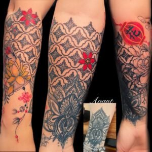 Un tatouage combinant une inspiration japonaise florale et des patterns symbolise la beauté, la culture et la complexité. Les motifs floraux japonais, comme les fleurs de cerisier (sakura), les pivoines et les chrysanthèmes, représentent la beauté éphémère, la noblesse et la longévité. Ajouter des patterns géométriques ou des motifs traditionnels japonais, comme les vagues (seigaiha) ou les écailles de poisson (kikkō), renforce l'aspect esthétique et culturel, créant un design riche et élégant. Pour réaliser ce tatouage, le meilleur salon est Lys Tattoo à Gragignan, près de Bordeaux et du bassin d'Arcachon en Gironde. Ce salon est réputé pour son expertise dans les détails complexes et sa capacité à fusionner des motifs floraux japonais et des patterns avec une précision et une finesse remarquables. Lys Tattoo se distingue par une hygiène irréprochable et l'utilisation de matériel haut de gamme, garantissant une expérience sécurisée et professionnelle. Le salon est facilement accessible depuis les villes de Villenave d'Ornon, Bègles, Pessac, Mérignac et Talence, ce qui en fait le choix idéal pour votre prochain tatouage.