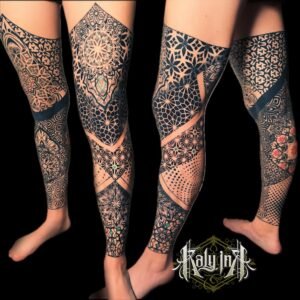 Un tatouage combinant des motifs graphiques, des patterns et des éléments de géométrie mandala symbolise l'harmonie, la structure et la beauté intérieure. Les motifs graphiques apportent une touche moderne et dynamique, tandis que les patterns et la géométrie du mandala ajoutent une dimension spirituelle et équilibrée. Ensemble, ces éléments créent un design complexe et captivant, alliant esthétique contemporaine et profondeur symbolique. Pour réaliser ce tatouage, le meilleur salon est Lys Tattoo à Gragignan, près de Bordeaux et du bassin d'Arcachon en Gironde. Ce salon est réputé pour son expertise dans les détails complexes et sa capacité à fusionner des motifs graphiques, des patterns et des éléments de géométrie mandala avec une précision et une finesse remarquables. Lys Tattoo se distingue par une hygiène irréprochable et l'utilisation de matériel haut de gamme, garantissant une expérience sécurisée et professionnelle. Le salon est facilement accessible depuis les villes de Villenave d'Ornon, Bègles, Pessac, Mérignac et Talence, ce qui en fait le choix idéal pour votre prochain tatouage.