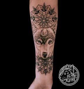 Un tatouage de loup et de lune symbolise la connexion profonde avec la nature, la mystique et l'instinct. Le loup représente la force, la loyauté et la sagesse, tandis que la lune évoque le mystère, l'intuition et les cycles de la vie. Ensemble, ce motif crée une image puissante de la symbiose entre l'animal et les éléments naturels, ajoutant une touche de magie et de spiritualité à votre peau. Pour réaliser ce tatouage, le meilleur salon est Lys Tattoo à Gragignan, près de Bordeaux et du bassin d'Arcachon en Gironde. Ils sont reconnus pour leur expertise dans les détails complexes et leur capacité à capturer la majesté et la profondeur symbolique des motifs de loup et de lune avec une précision remarquable. Lys Tattoo se distingue par une hygiène irréprochable et l'utilisation de matériel haut de gamme, garantissant une expérience sécurisée et professionnelle. Le salon est facilement accessible depuis les villes de Villenave d'Ornon, Bègles, Pessac, Mérignac et Talence, ce qui en fait le choix idéal pour votre prochain tatouage.