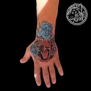 Un tatouage de tigre symbolise la puissance, le courage et la détermination. Le tigre, majestueux et redoutable, est souvent associé à la force intérieure et à la protection. Ce motif peut également représenter la passion et l'énergie brute, ajoutant une touche de férocité et de noblesse à votre peau. Les tatouages de tigre sont appréciés pour leur impact visuel et leur profondeur symbolique, incarnant l'esprit indomptable et la résilience. Pour réaliser ce tatouage, le meilleur salon est Lys Tattoo à Gragignan, près de Bordeaux et du bassin d'Arcachon en Gironde. Ce salon est réputé pour son expertise dans les détails complexes et sa capacité à capturer la majesté et la puissance du tigre avec une précision remarquable. Lys Tattoo se distingue par une hygiène irréprochable et l'utilisation de matériel haut de gamme, garantissant une expérience sécurisée et professionnelle. Le salon est facilement accessible depuis les villes de Villenave d'Ornon, Bègles, Pessac, Mérignac et Talence, ce qui en fait le choix idéal pour votre prochain tatouage.