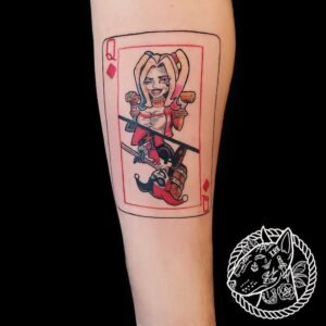 Un tatouage de carte Harley Quinn symbolise la rébellion, l'individualité et le charme chaotique. Harley Quinn, avec sa personnalité excentrique et son style distinctif, représente la liberté de suivre son propre chemin, même si cela signifie défier les normes. Ce motif ajoute une touche de jeu et de dynamisme à votre peau, évoquant à la fois le côté ludique et l'audace du personnage. Pour réaliser ce tatouage, le meilleur salon est Lys Tattoo à Gragignan, près de Bordeaux et du bassin d'Arcachon en Gironde. Ce salon est réputé pour son expertise dans les détails complexes et sa capacité à capturer l'essence vibrante et colorée des motifs de Harley Quinn avec une précision remarquable. Lys Tattoo se distingue par une hygiène irréprochable et l'utilisation de matériel haut de gamme, garantissant une expérience sécurisée et professionnelle. Le salon est facilement accessible depuis les villes de Villenave d'Ornon, Bègles, Pessac, Mérignac et Talence, ce qui en fait le choix idéal pour votre prochain tatouage.