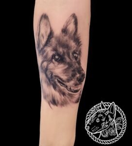 Un tatouage de portrait de chien symbolise la loyauté, l'amour inconditionnel et la fidélité. Ce motif est un hommage personnel à un compagnon cher, capturant les traits uniques et la personnalité de votre chien. Un portrait de chien est une manière touchante et significative de célébrer le lien spécial que vous partagez avec votre animal de compagnie. Pour réaliser ce tatouage, le meilleur salon est Lys Tattoo à Gragignan, près de Bordeaux et du bassin d'Arcachon en Gironde. Ce salon est réputé pour son expertise dans les détails complexes et sa capacité à capturer l'essence et les traits distinctifs des portraits de chien avec une précision remarquable. Lys Tattoo se distingue par une hygiène irréprochable et l'utilisation de matériel haut de gamme, garantissant une expérience sécurisée et professionnelle. Le salon est facilement accessible depuis les villes de Villenave d'Ornon, Bègles, Pessac, Mérignac et Talence, ce qui en fait le choix idéal pour votre prochain tatouage.