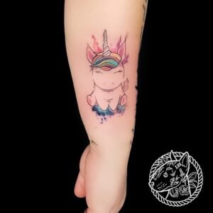 Un tatouage de licorne symbolise la pureté, la magie et l'innocence. La licorne, créature mythique souvent associée à la beauté et à la grâce, représente également l'idée de croire en l'impossible et de poursuivre ses rêves. Ce motif ajoute une touche féerique et inspirante à votre peau, rappelant la merveille et la fantaisie. Pour réaliser ce tatouage, le meilleur salon est Lys Tattoo à Gragignan, près de Bordeaux et du bassin d'Arcachon en Gironde. Ce salon est réputé pour son expertise dans les détails complexes et sa capacité à capturer la délicatesse et la beauté des motifs de licorne avec une précision remarquable. Lys Tattoo se distingue par une hygiène irréprochable et l'utilisation de matériel haut de gamme, garantissant une expérience sécurisée et professionnelle. Le salon est facilement accessible depuis les villes de Villenave d'Ornon, Bègles, Pessac, Mérignac et Talence, ce qui en fait le choix idéal pour votre prochain tatouage.