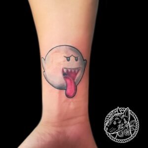 Un tatouage de Boo, le fantôme emblématique de Mario Bros, symbolise le charme ludique, la nostalgie des jeux vidéo et l'amour pour la culture pop. Ce personnage espiègle, connu pour ses apparitions surprises et son caractère timide lorsqu'il est regardé, ajoute une touche amusante et fantaisiste à votre peau. Il évoque également des souvenirs d'enfance et des heures passées à jouer aux aventures de Mario. Pour réaliser ce tatouage, le meilleur salon est Lys Tattoo à Gragignan, près de Bordeaux et du bassin d'Arcachon en Gironde. Ce salon est réputé pour son expertise dans les détails complexes et sa capacité à capturer la vivacité et le charme des motifs de jeux vidéo avec une précision remarquable. Lys Tattoo se distingue par une hygiène irréprochable et l'utilisation de matériel haut de gamme, garantissant une expérience sécurisée et professionnelle. Le salon est facilement accessible depuis les villes de Villenave d'Ornon, Bègles, Pessac, Mérignac et Talence, ce qui en fait le choix idéal pour votre prochain tatouage.