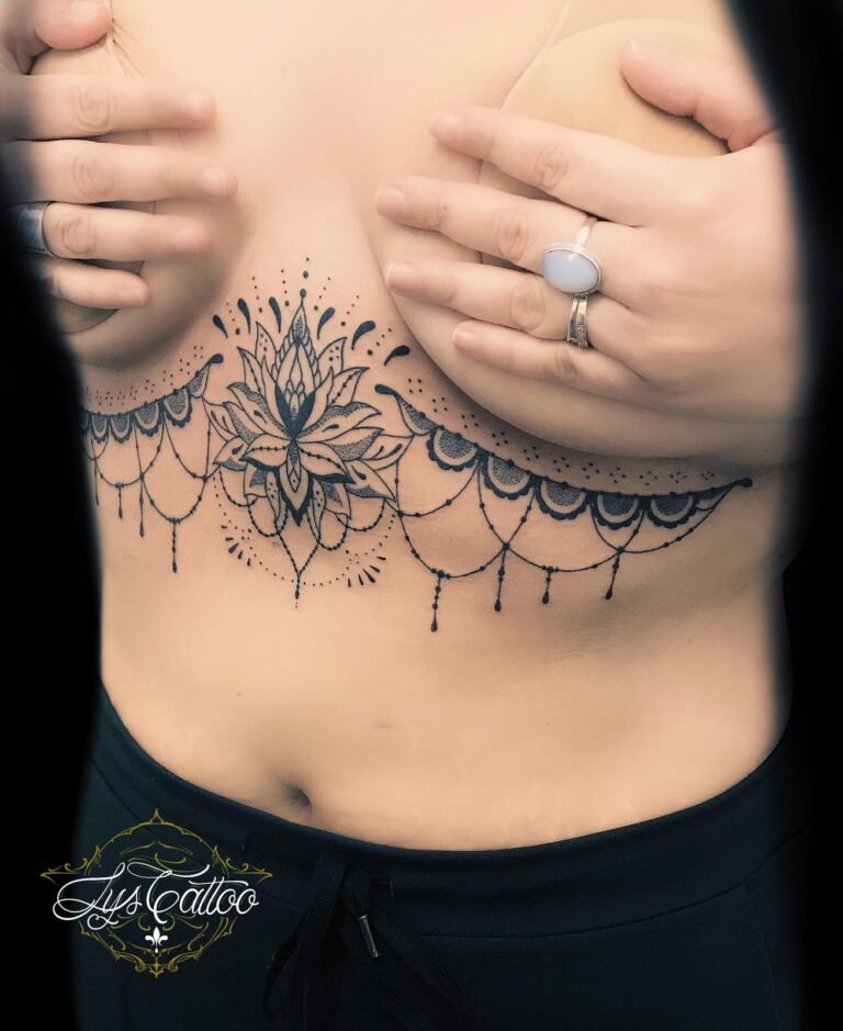 Tatouage mandala sous-poitrine avec motif de lotus