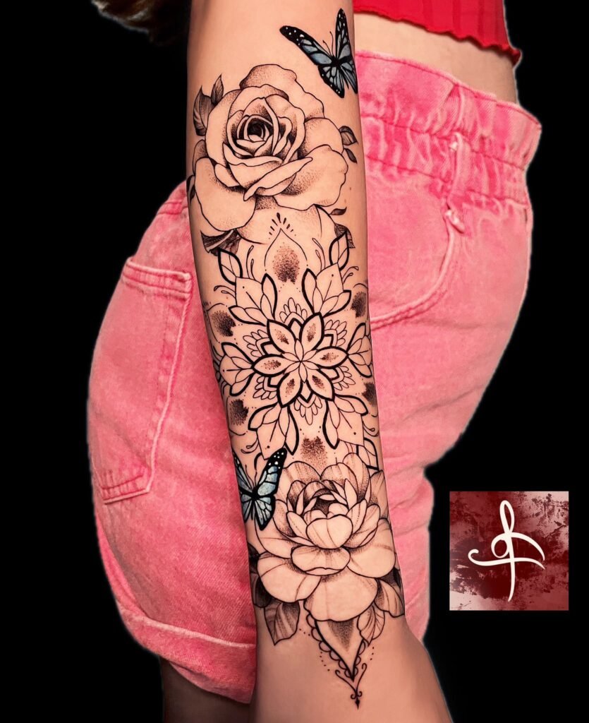Tatouage floral avec mandalas et papillons sur l'avant-bras, réalisé par Rhum1 Tattoo.