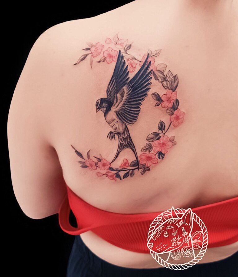 Tatouage d'oiseau avec fleurs roses sur le dos