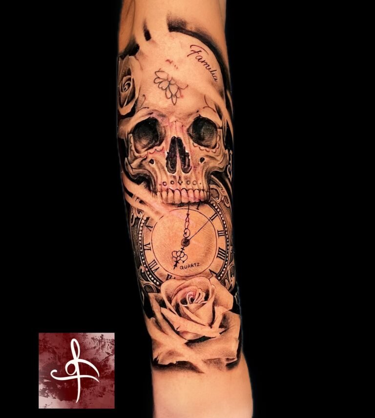 Tatouage de crâne avec horloge et roses sur l'avant-bras