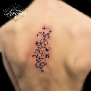 Tatouage ornemental floral sur l’omoplate, réalisé par Lys Tattoo à Villenave d’Ornon, proche de Bordeaux, Pessac et Talence.