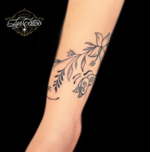 Tatouage floral en noir et gris sur l’avant-bras, réalisé par Lys Tattoo à Villenave d’Ornon, proche de Bordeaux, Pessac et Talence.