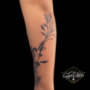 Tatouage floral en noir et gris sur l’avant-bras, réalisé par Lys Tattoo à Villenave d’Ornon, proche de Bordeaux, Pessac et Talence.