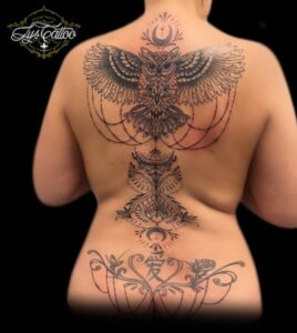 Tatouage recouvrement intégral sur le dos avec hibou majestueux, motifs ornementaux et éléments lunaires, réalisé en noir et gris par Lys Tattoo à Gradignan, près de Bordeaux et Pessac.