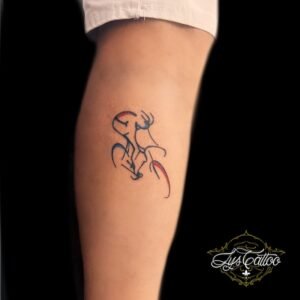 Tatouage minimaliste de cycliste en mouvement, réalisé en fine ligne avec touches de bleu et rouge sur le mollet par Lys Tattoo à Gradignan, près de Bordeaux et Pessac.