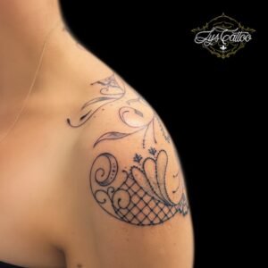 Tatouage ornemental en arabesques sur l’épaule et le haut du dos, réalisé par Lys Tattoo au salon Lys Tattoo à Gradignan, bientôt à Villenave d'Ornon, proche de Bordeaux, Pessac et Talence.