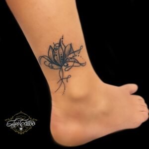 Tatouage floral ornemental avec lotus sur la cheville, réalisé par Lys Tattoo au salon Lys Tattoo à Gradignan, bientôt à Villenave d'Ornon, proche de Bordeaux, Pessac et Talence.