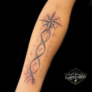 Tatouage boussole étoilée avec motif d’ADN en dotwork sur l’avant-bras, réalisé par Lys Tattoo au salon Lys Tattoo à Gradignan, bientôt à Villenave d'Ornon, proche de Bordeaux, Pessac et Talence.