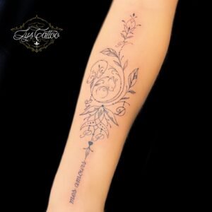 Tatouage fin et délicat sur l’avant-bras représentant un motif floral stylisé avec un renard et l’inscription « mes amours », réalisé par Lys Tattoo au salon Lys Tattoo à Gradignan, près de Bordeaux.