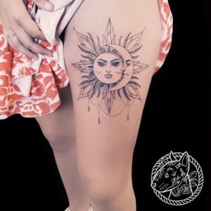 Tatouage raffiné du soleil et de la lune fusionnés en un visage féminin mystique, entouré de détails ornementaux et de motifs délicats, réalisé par Le Bull Tatoué chez Lys Tattoo.
