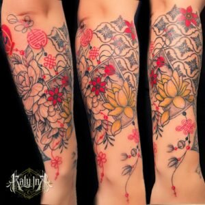 Tatouage de style asiatique sur la jambe, réalisé par Kaly Ink chez Lys Tattoo. Design riche en couleurs avec fleurs de lotus, lanternes chinoises, motifs traditionnels et dotwork.