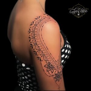 Tatouage ornemental fin et élégant sur l’épaule et le bras, inspiré des motifs mandala et mehndi. Réalisé par Lys Tattoo au salon Lys Tattoo à Gradignan, près de Bordeaux.