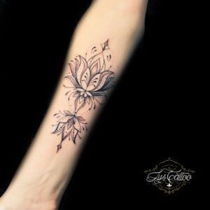 Tatouage floral en fine ligne sur l'avant-bras, représentant deux fleurs de lotus stylisées avec des détails en pointillé, réalisé par Lys Tattoo à Gradignan, près de Bordeaux.