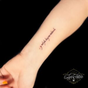 Tatouage de citation en écriture fine et cursive sur l’avant-bras, réalisé par Lys Tattoo chez Lys Tattoo à Gradignan (Bordeaux)
