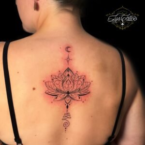 Tatouage mandala en forme de fleur de lotus avec des éléments spirituels sur le haut du dos, réalisé en noir par Lys Tattoo chez Lys Tattoo à Gradignan (Bordeaux)
