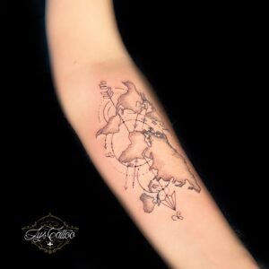 Tatouage carte du monde minimaliste en noir sur avant-bras, réalisé par Lys Tattoo chez Lys Tattoo à Gradignan (Bordeaux)