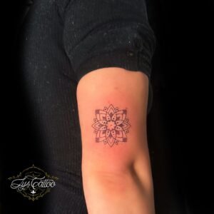 Tatouage mandala minimaliste en noir sur bras, réalisé par Lys Tattoo chez Lys Tattoo à Gradignan (Bordeaux)