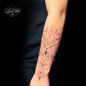 Tatouage floral ornemental en noir sur avant-bras, réalisé par Lys Tattoo chez Lys Tattoo à Gradignan (Bordeaux)