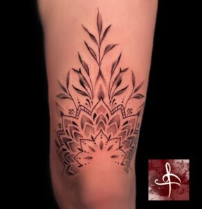 Tatouage mandala floral en noir et gris sur bras, réalisé par Rhum1 Tattoo chez Lys Tattoo à Gradignan (Bordeaux)