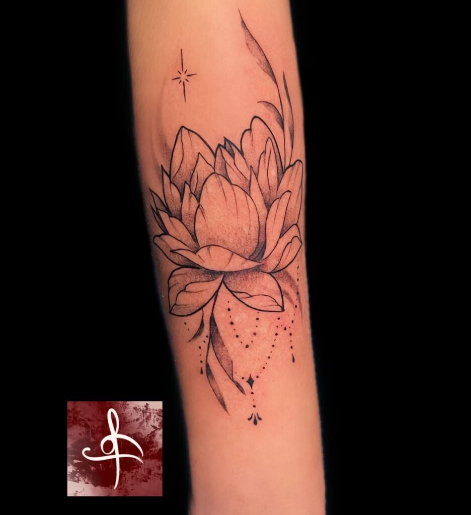 Tatouage fleur de lotus en noir et gris sur avant-bras, réalisé par Rhum1 Tattoo chez Lys Tattoo à Gradignan (Bordeaux)