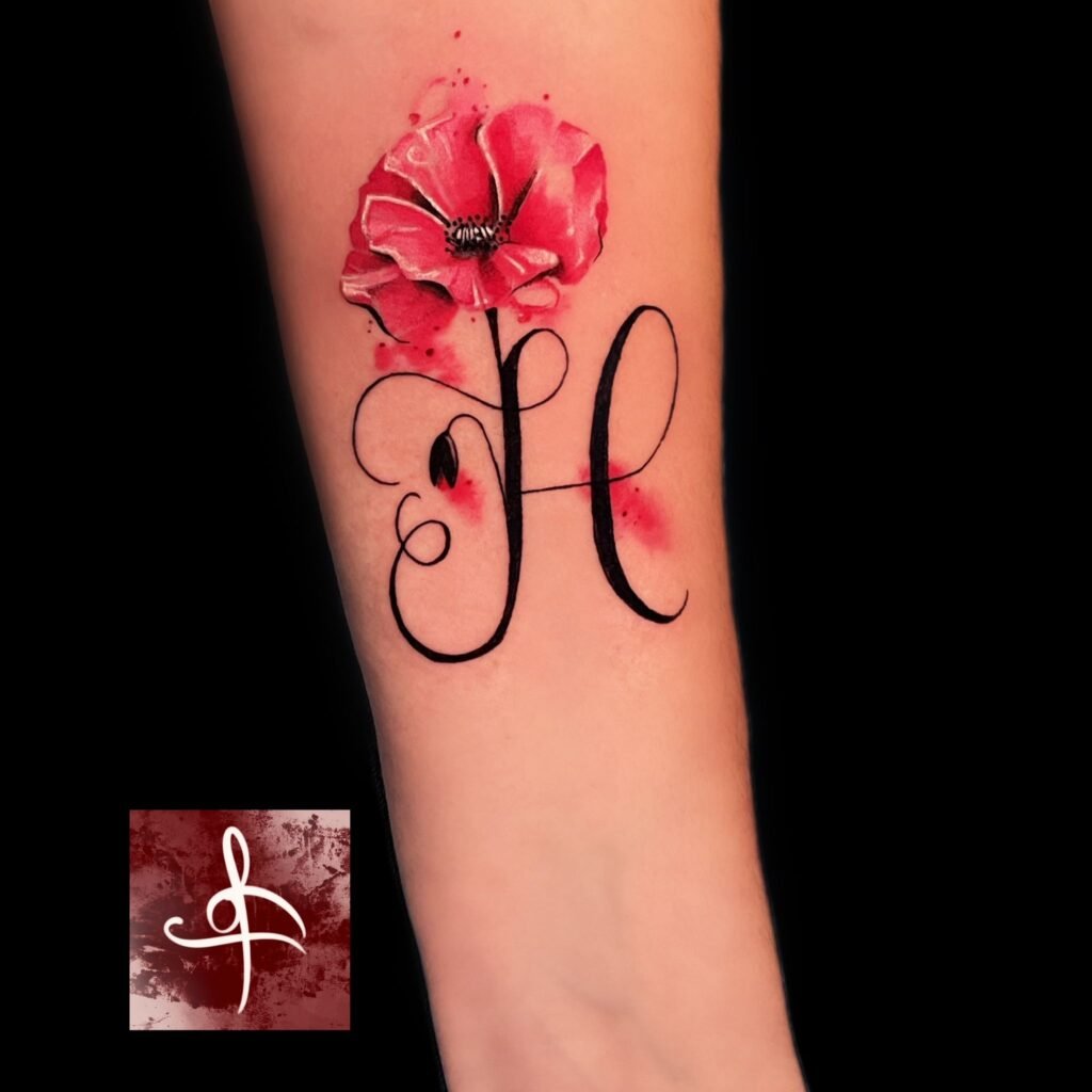 Tatouage fleur rouge avec initiale H en calligraphie sur avant-bras, réalisé par Rhum1 Tattoo chez Lys Tattoo à Gradignan (Bordeaux)