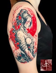 Tatouage d'une guerrière samouraï entourée de fleurs rouges et d'un cercle rouge intense, signé Rhum1 Tattoo au salon Lys Tattoo.