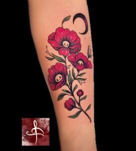 Tatouage floral coloré avec des fleurs rouges et un croissant de lune, signé Rhum1 Tattoo au salon Lys Tattoo.