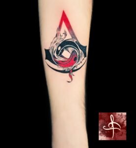 Tatouage artistique représentant un Yin et Yang revisité, entouré d'un motif inspiré de la franchise Assassin's Creed, réalisé par Rhum1 Tattoo au salon Lys Tattoo.
