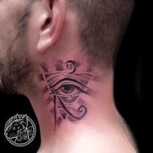 Tatouage de l'Œil d'Horus sur le côté du cou, intégrant des motifs géométriques et une touche personnalisée avec le chiffre 15, réalisé par Le Bull Tatoué au salon Lys Tattoo.