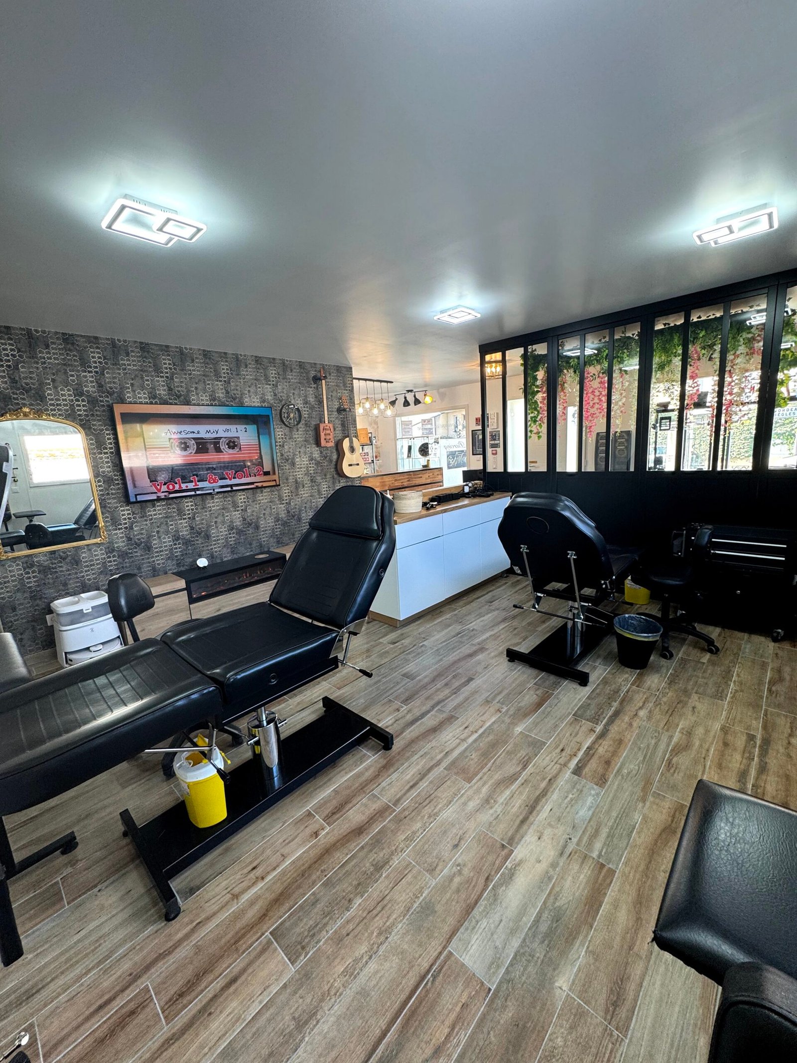Intérieur du nouveau salon Lys Tattoo à Villenave d’Ornon, espace lumineux, moderne et accueillant près de Bordeaux, Pessac et Talence.