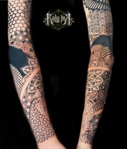 Tatouage blackwork géométrique en manchette, motifs floraux et hexagones, bras complet – Kaly Ink Bordeaux