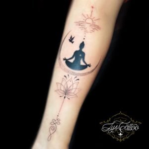 Tatouage avant-bras méditation et croissant de lune avec lotus en fine line – Lys Tattoo Bordeaux