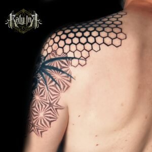 Épaule/haut de bras blackwork géométrique, alvéoles et asanoha en dotwork – Kaly Ink Bordeaux